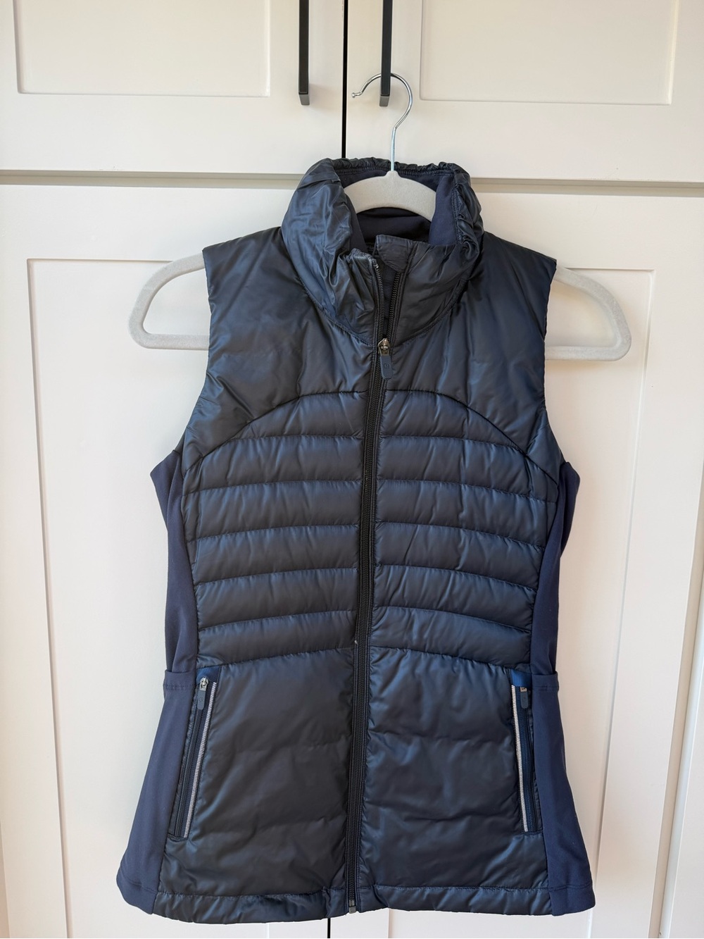 Lululemon women’s Quilted Sleeveless Puffer Vest - Navy with reflection